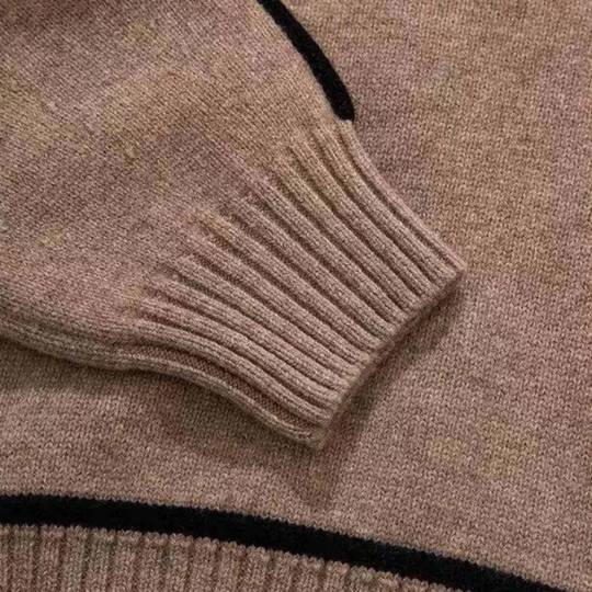 סוודר אלגנטי עם צווארון גולף וניגודיות