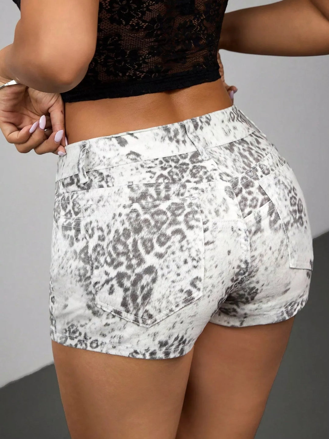 מכנסיים קצרים בהדפס נמר – סגנון קיץ טרנדי
